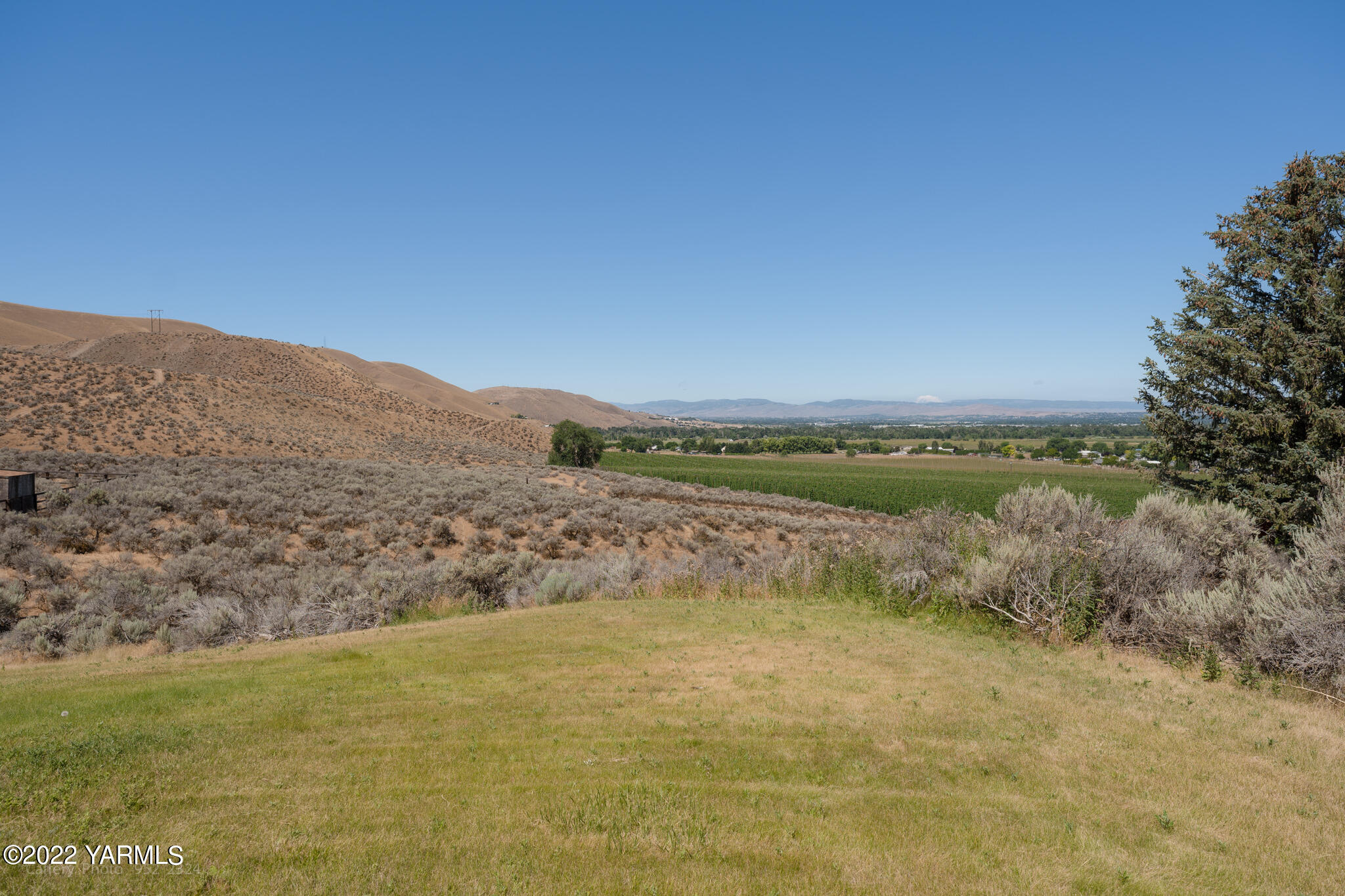 3870 Aaron Road Moxee, WA 98936 - Photo 26 of 33 a view of a field with an ocean
