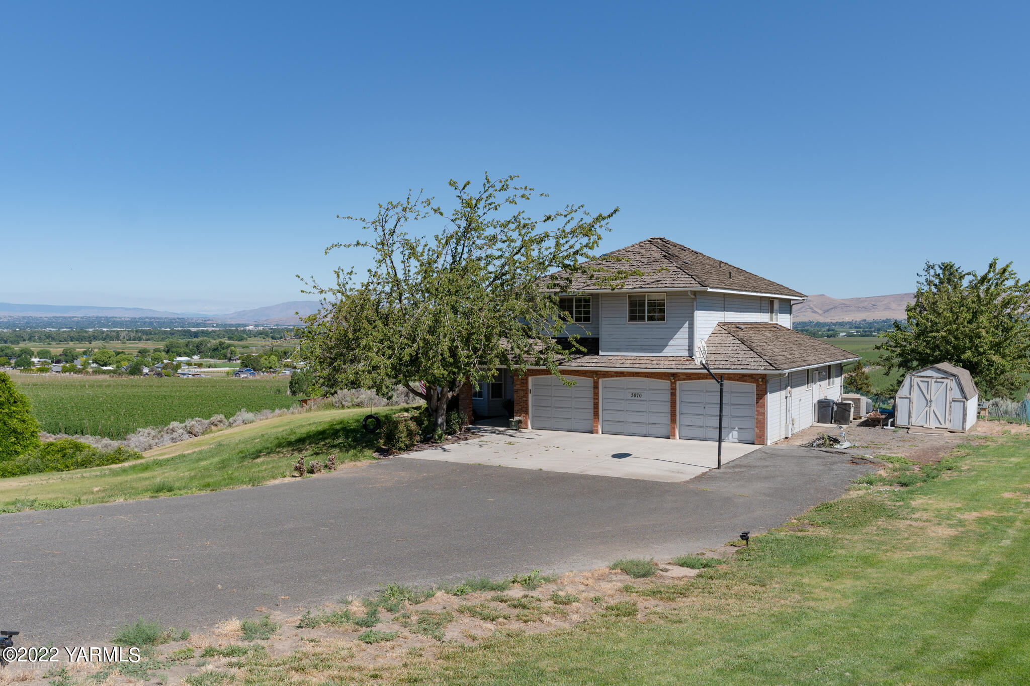3870 Aaron Road Moxee, WA 98936 - Photo 33 of 33 a front view of a house with a yard