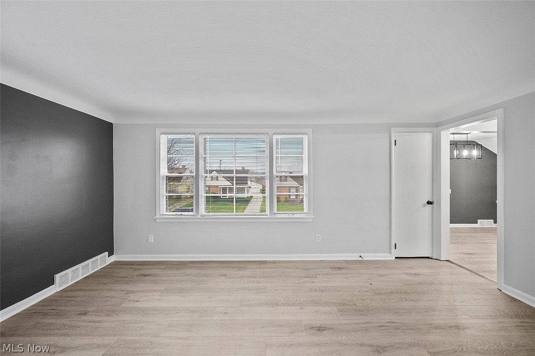 4089 Stilmore Road Cleveland, OH 44121 - Photo 13 of 31 2nd floor Living room
