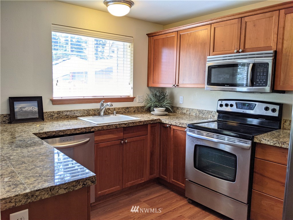8044 212th Street Southwest, Unit 2 Edmonds, WA 98026 - Photo 5 of 16 Gallery Image 5