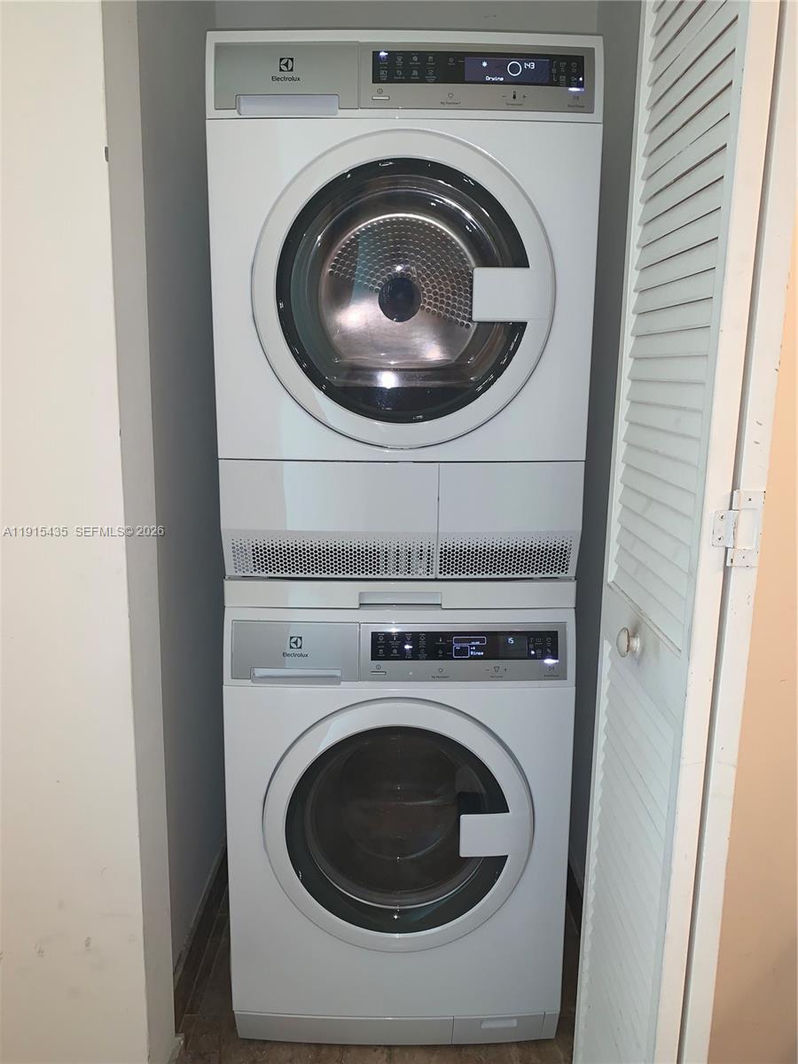 300 South Biscayne Boulevard, Unit T1509 Miami, FL 33131 - Photo 14 of 27 a utility room with dryer and washer