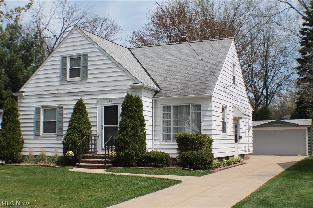 1207 Gordon Road Lyndhurst, OH 44124 - Photo 2 of 33 NEWER DRIVEWAY