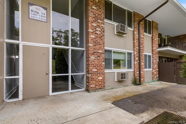 a view of entryway and hall