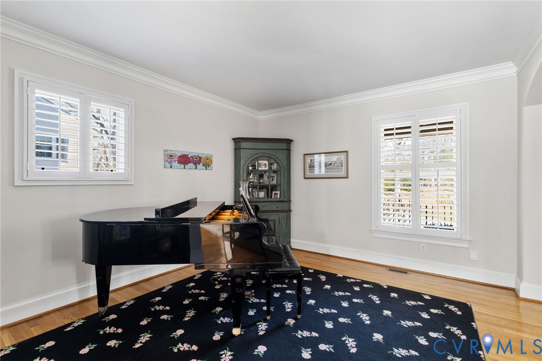 8947 Cherokee Road Richmond, VA 23235 - Photo 11 of 45 a living room with furniture and a window