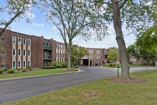 $275,000 | 1430 Sandstone Drive, Unit 115, Wheeling, IL 60090