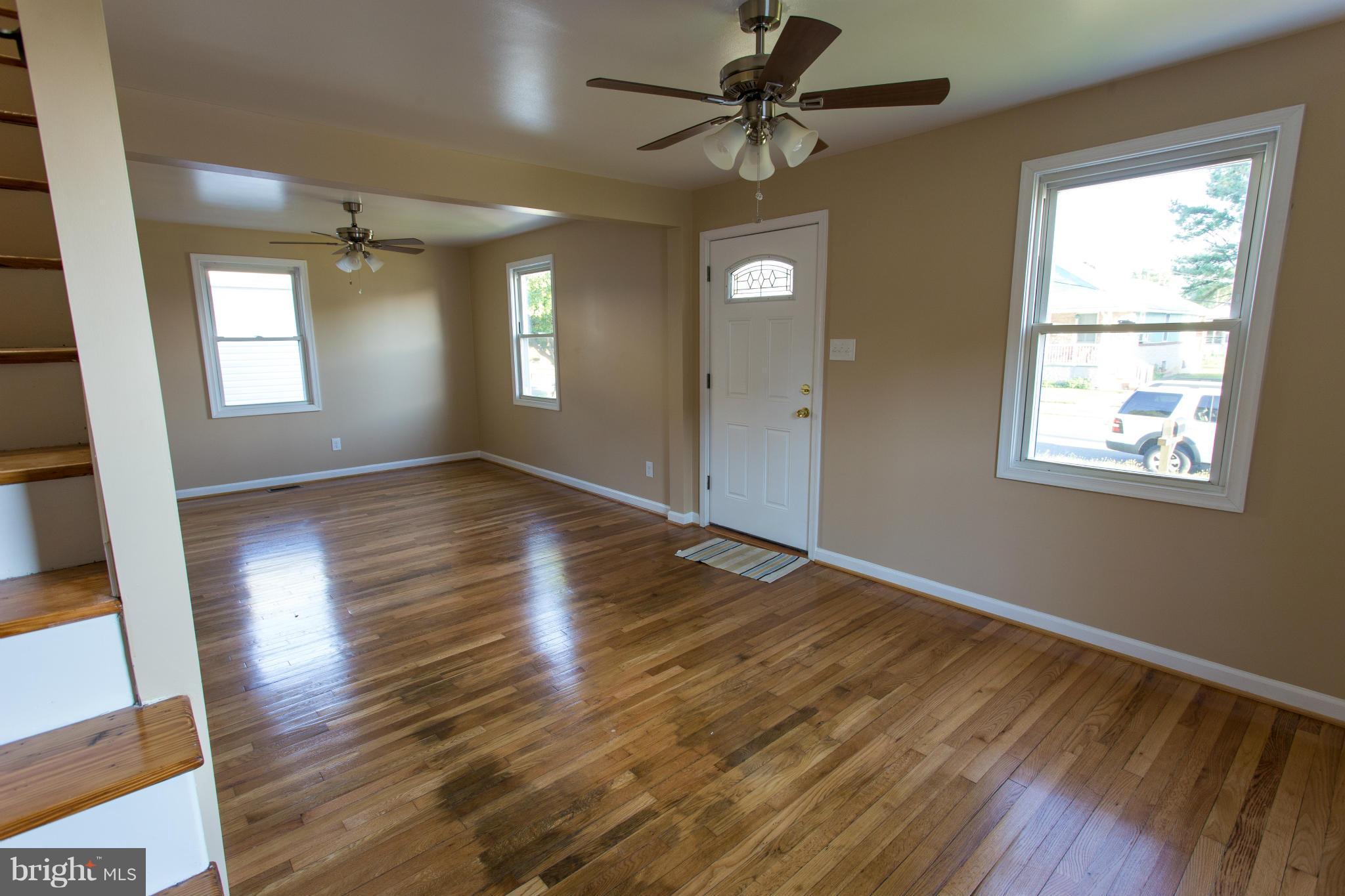 938 Martin Road Baltimore, MD 21221 - Photo 11 of 28 Living Room
