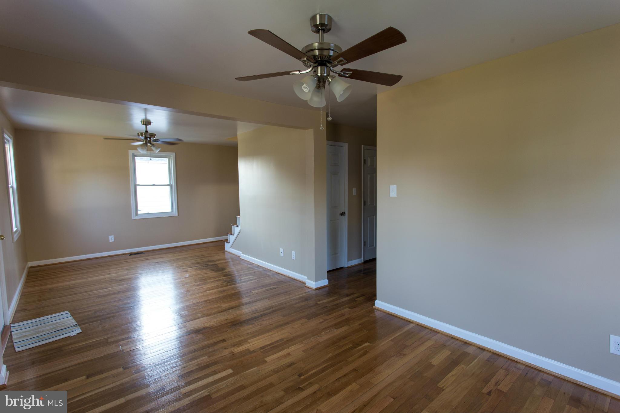 938 Martin Road Baltimore, MD 21221 - Photo 12 of 28 Living Room