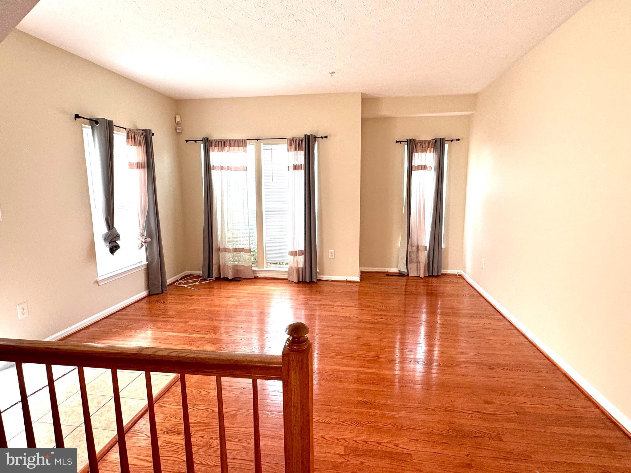 2429 Knapps Way Odenton, MD 21113 - Photo 4 of 27 Living room