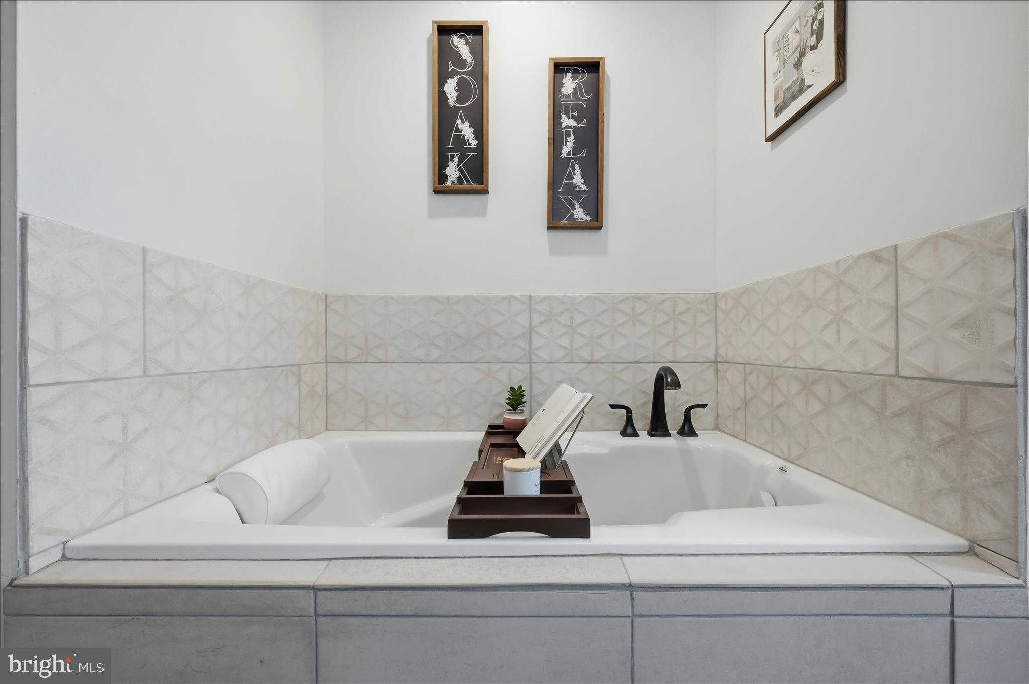 2171 Oranda Road Strasburg, VA 22657 - Photo 30 of 69 RELAX with a book in the spa tub!