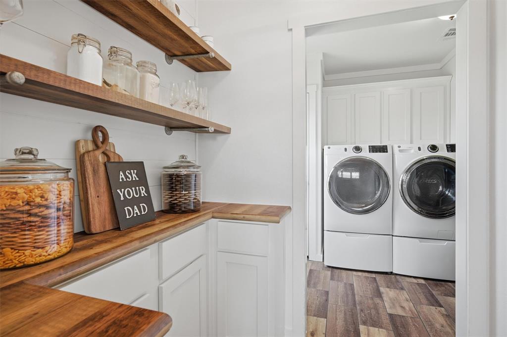 249 Mt Pleasant Road Valley View, TX 76272 - Photo 19 of 40 a utility room with dryer and washer
