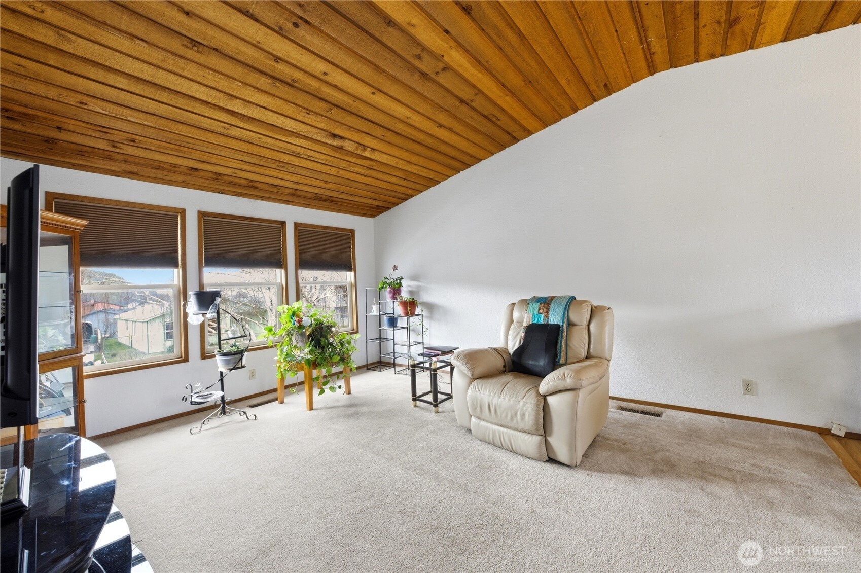 162 Tara Street Milton Freewater, OR 97862 - Photo 4 of 21 a living room with furniture and a large window