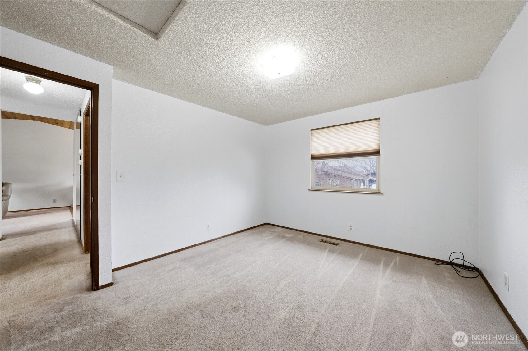 162 Tara Street Milton Freewater, OR 97862 - Photo 9 of 21 an empty room with a bench and a window