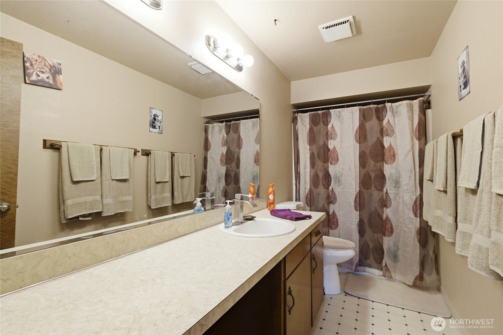 162 Tara Street Milton Freewater, OR 97862 - Photo 10 of 21 a bathroom with a double vanity sink toilet and shower