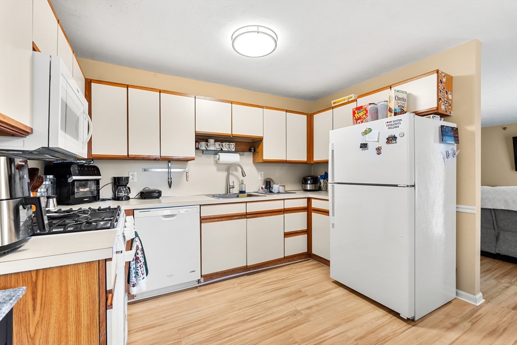 84 Tennis Plaza Road, Unit 33 Dracut, MA 01826 - Photo 11 of 24