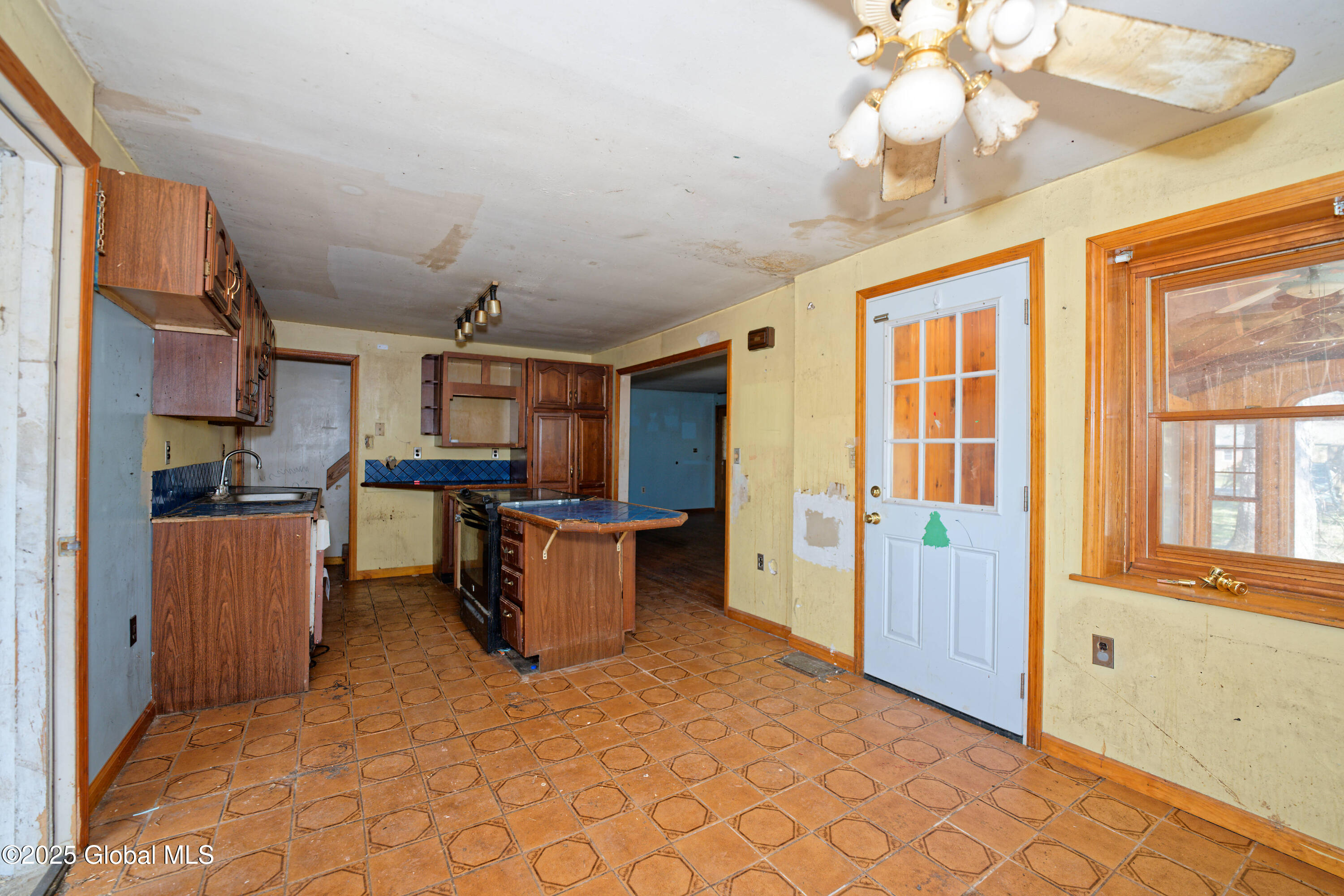 1135 Sacandaga Road Schenectady, NY 12302 - Photo 9 of 33 2 Kitchen 2
