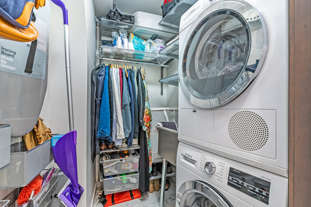 300 North State Street, Unit 2512 Chicago, IL 60654 - Photo 16 of 17 a utility room with dryer and washer