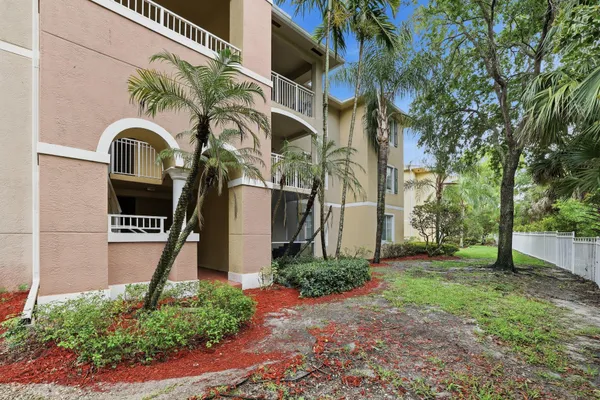 $2,600 | 6559 Emerald Dunes Drive, Unit 308, West Palm Beach, FL 33411