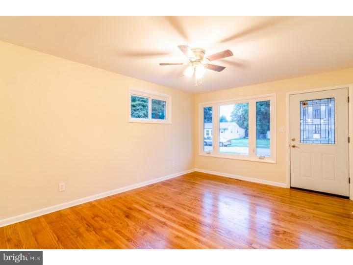 43 Roxeter Road New Castle, DE 19720 - Photo 6 of 18 Living Room