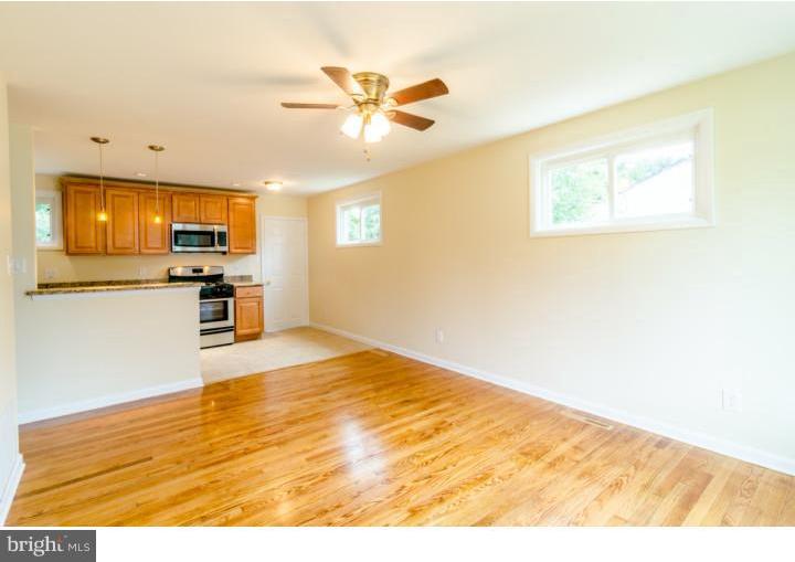43 Roxeter Road New Castle, DE 19720 - Photo 8 of 18 Living Room