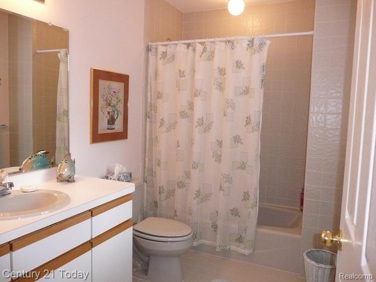23077 Farmington Road, Unit 14 Farmington, MI 48336 - Photo 18 of 25 2nd Bedroom Full Bath