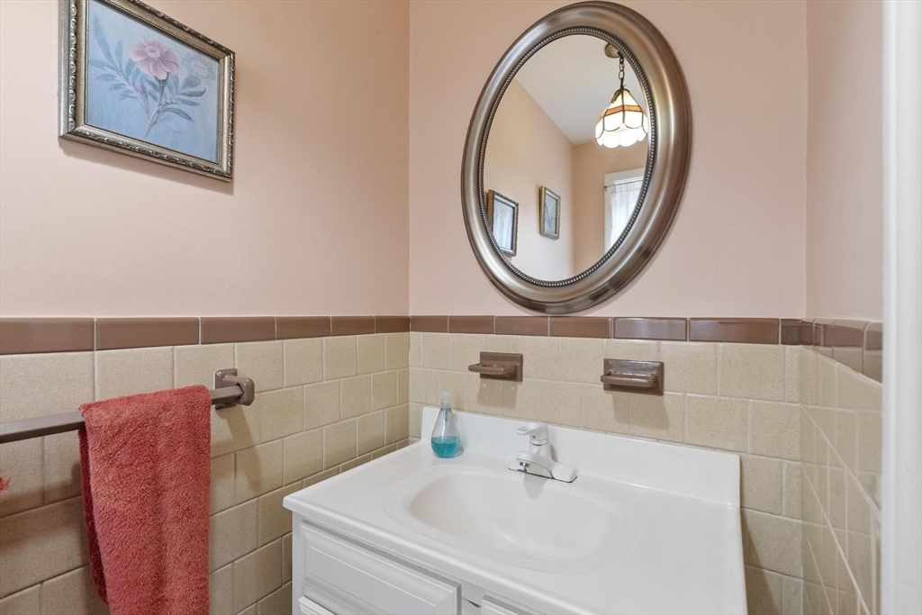 34 Robinhood Road Winchester, MA 01890 - Photo 27 of 37 Gallery Image 27