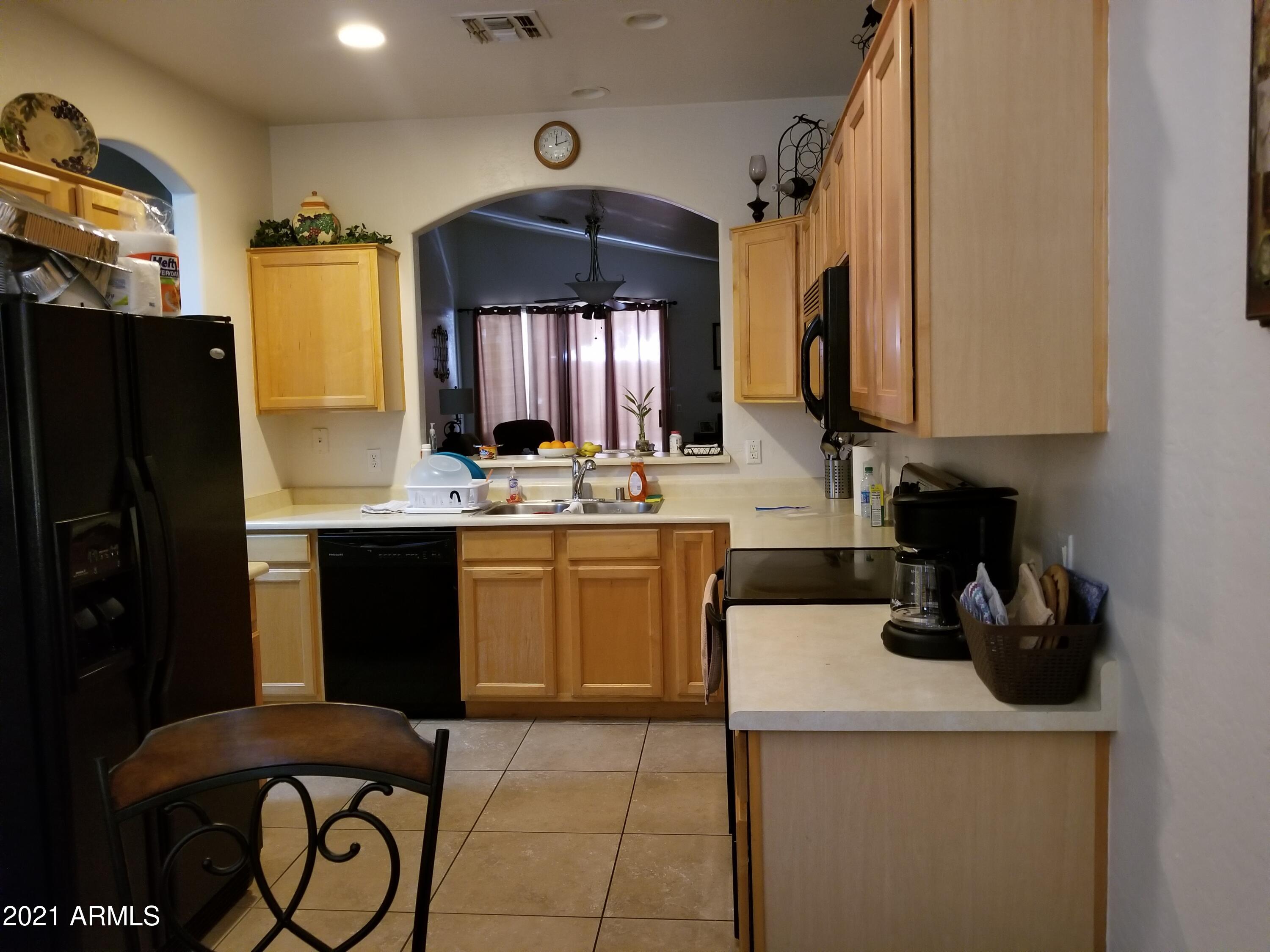 2723 East Carson Road Phoenix, AZ 85042 - Photo 3 of 24 Kitchen