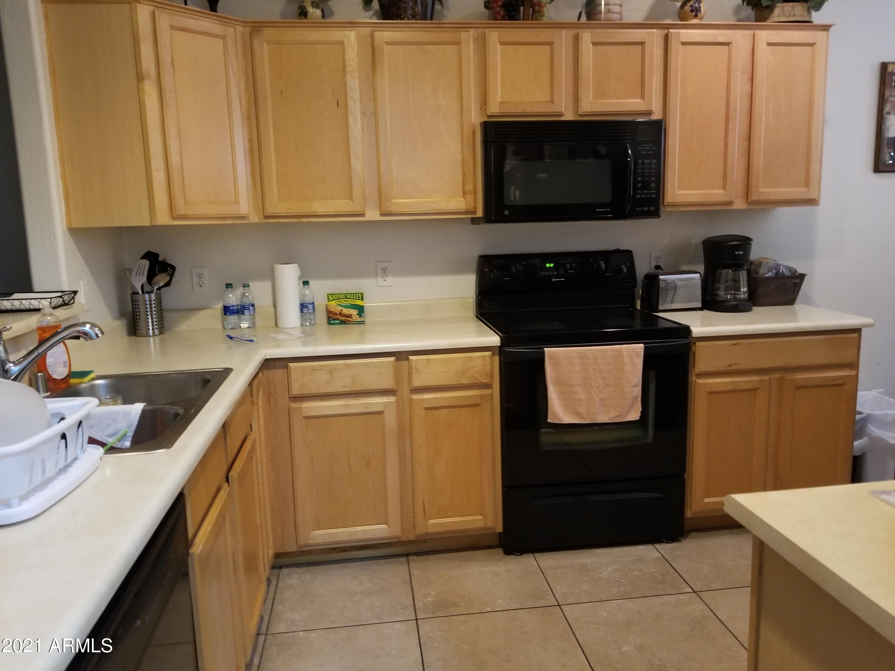 2723 East Carson Road Phoenix, AZ 85042 - Photo 4 of 24 Kitchen