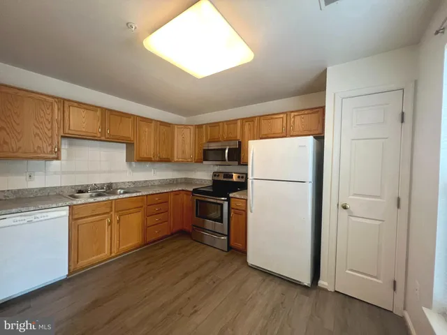 $2,150 | 7532 Coxton Court, Unit 128, Alexandria, VA 22306