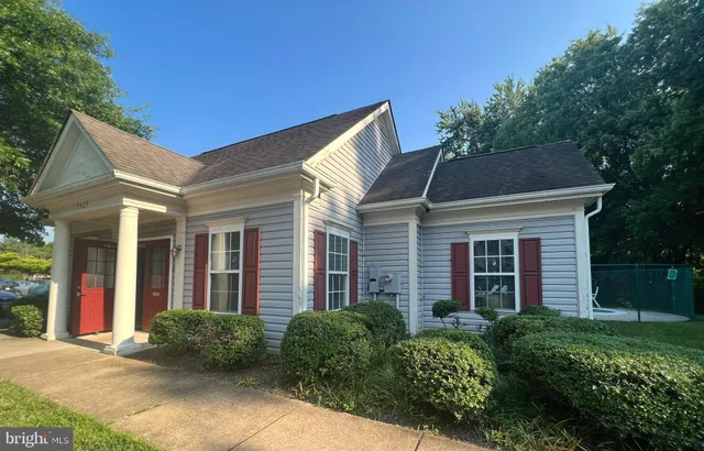 $2,150 | 7532 Coxton Court, Unit 128, Alexandria, VA 22306