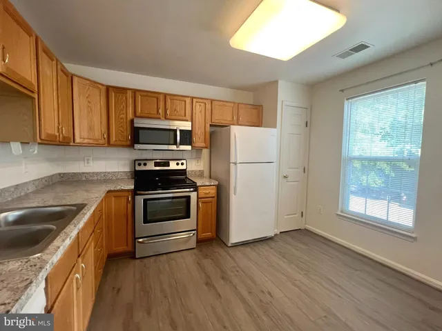 $2,150 | 7532 Coxton Court, Unit 128, Alexandria, VA 22306