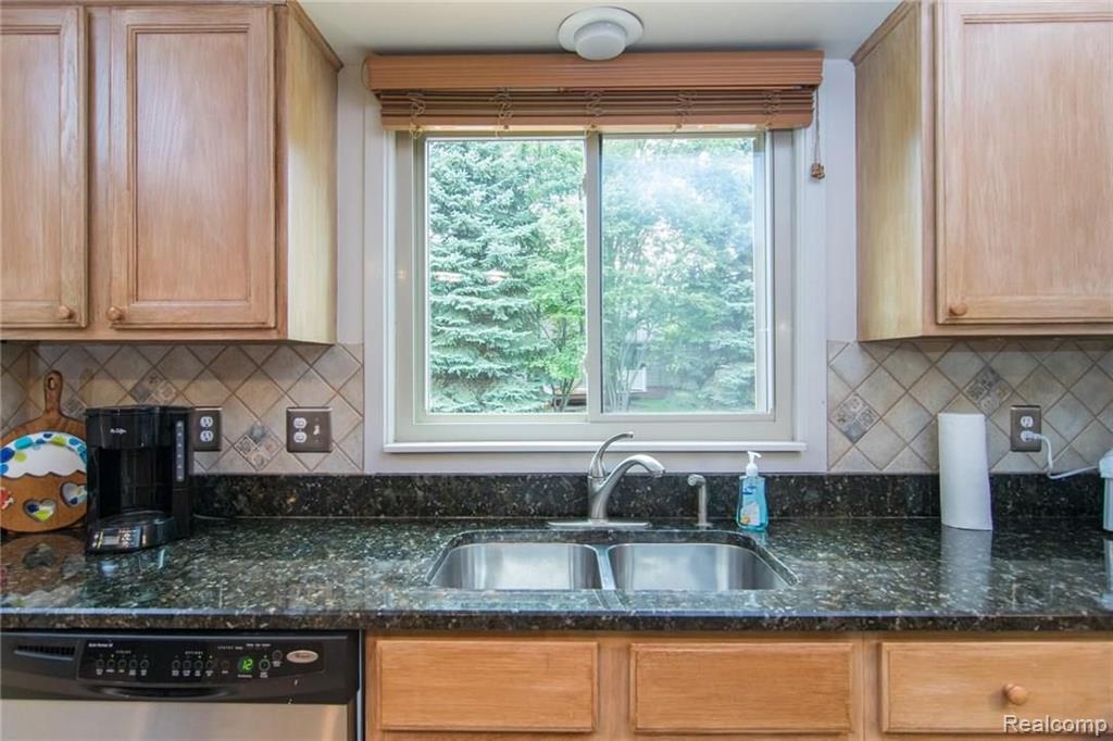 42571 Wimbleton Way Novi, MI 48377 - Photo 14 of 52