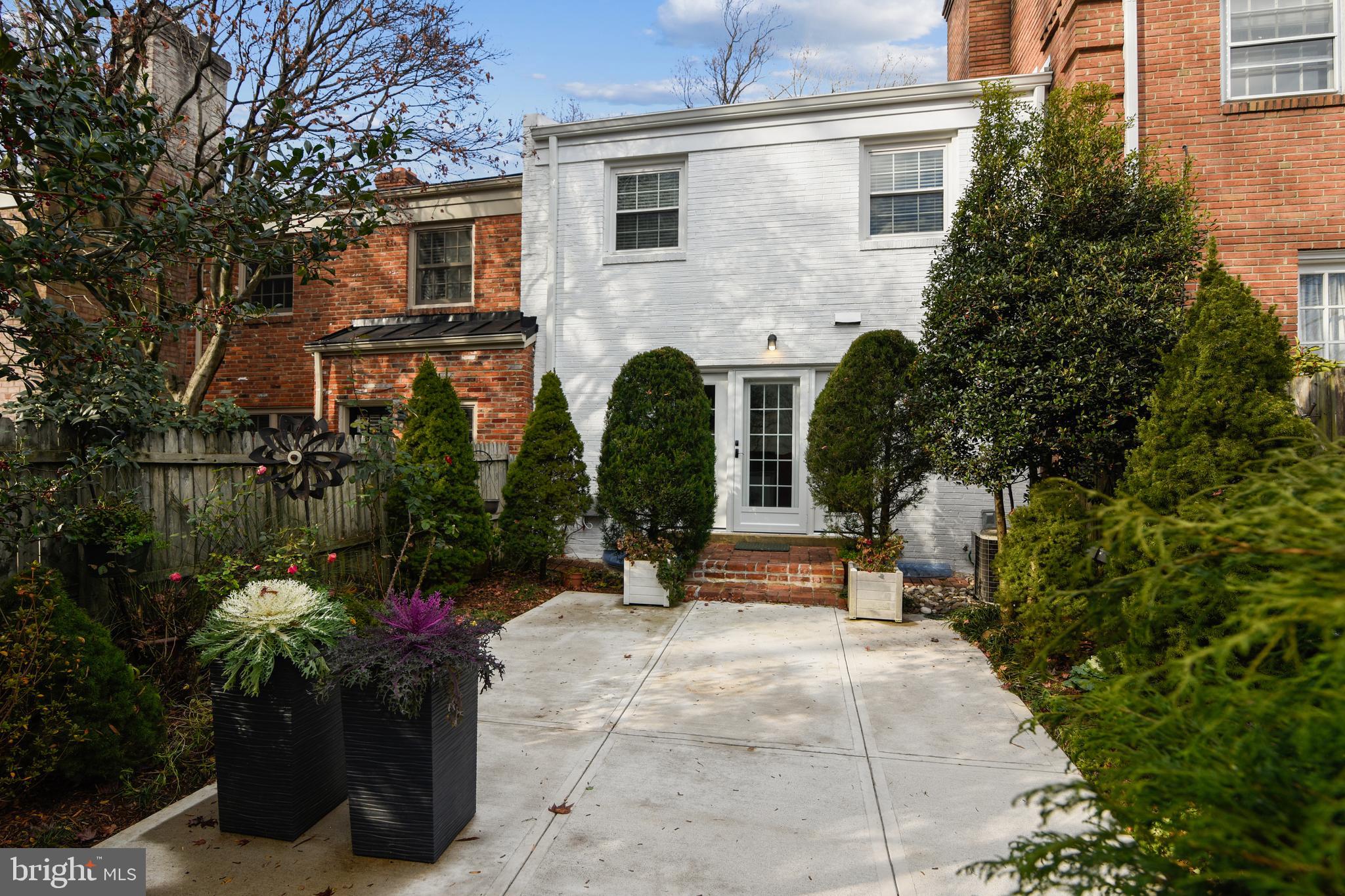 6819 Melrose Drive McLean, VA 22101 - Photo 4 of 45 Gated and Fenced Patio
