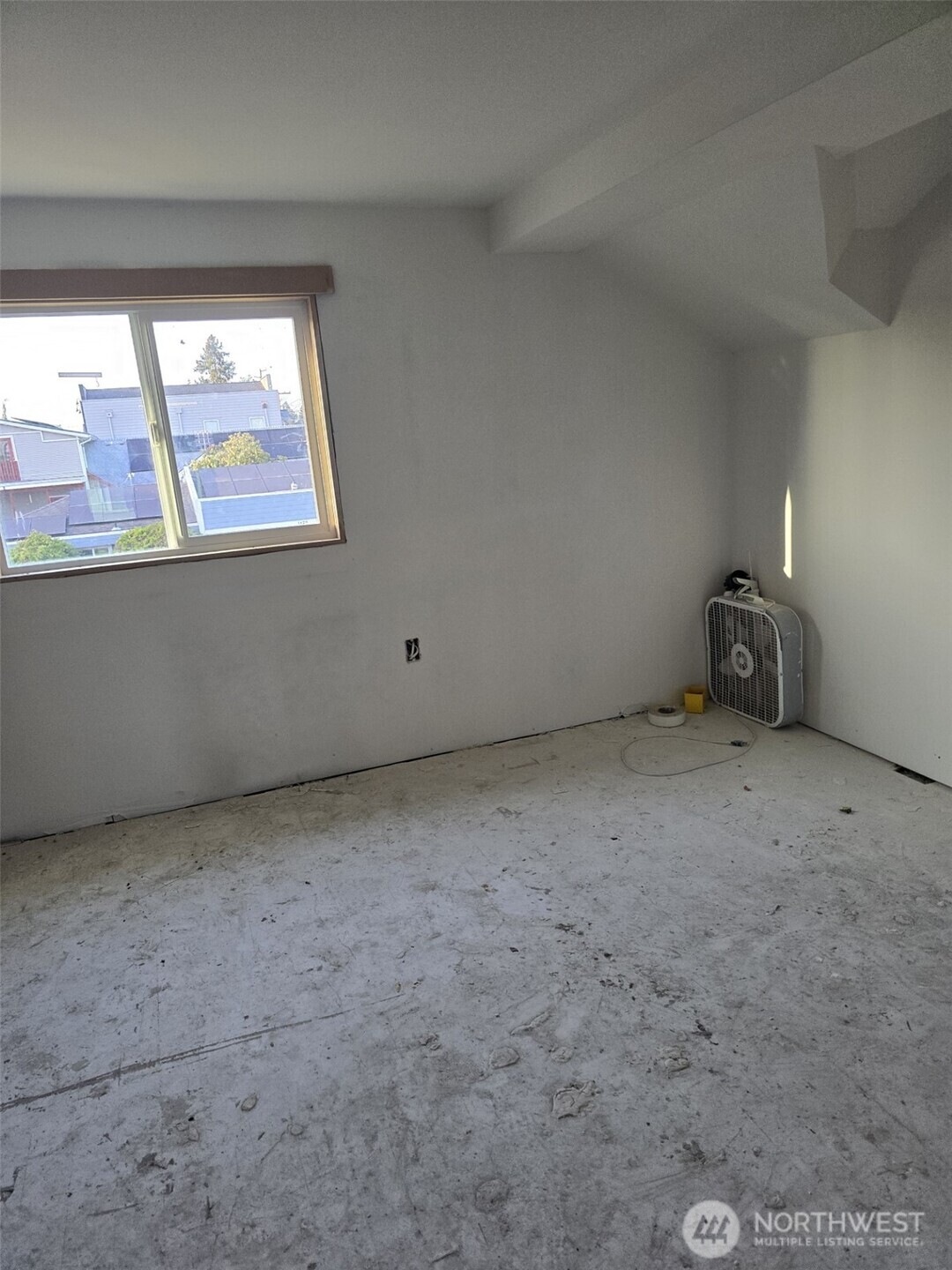 1501 Broadway Everett, WA 98201 - Photo 5 of 9 a view of an empty room with a window