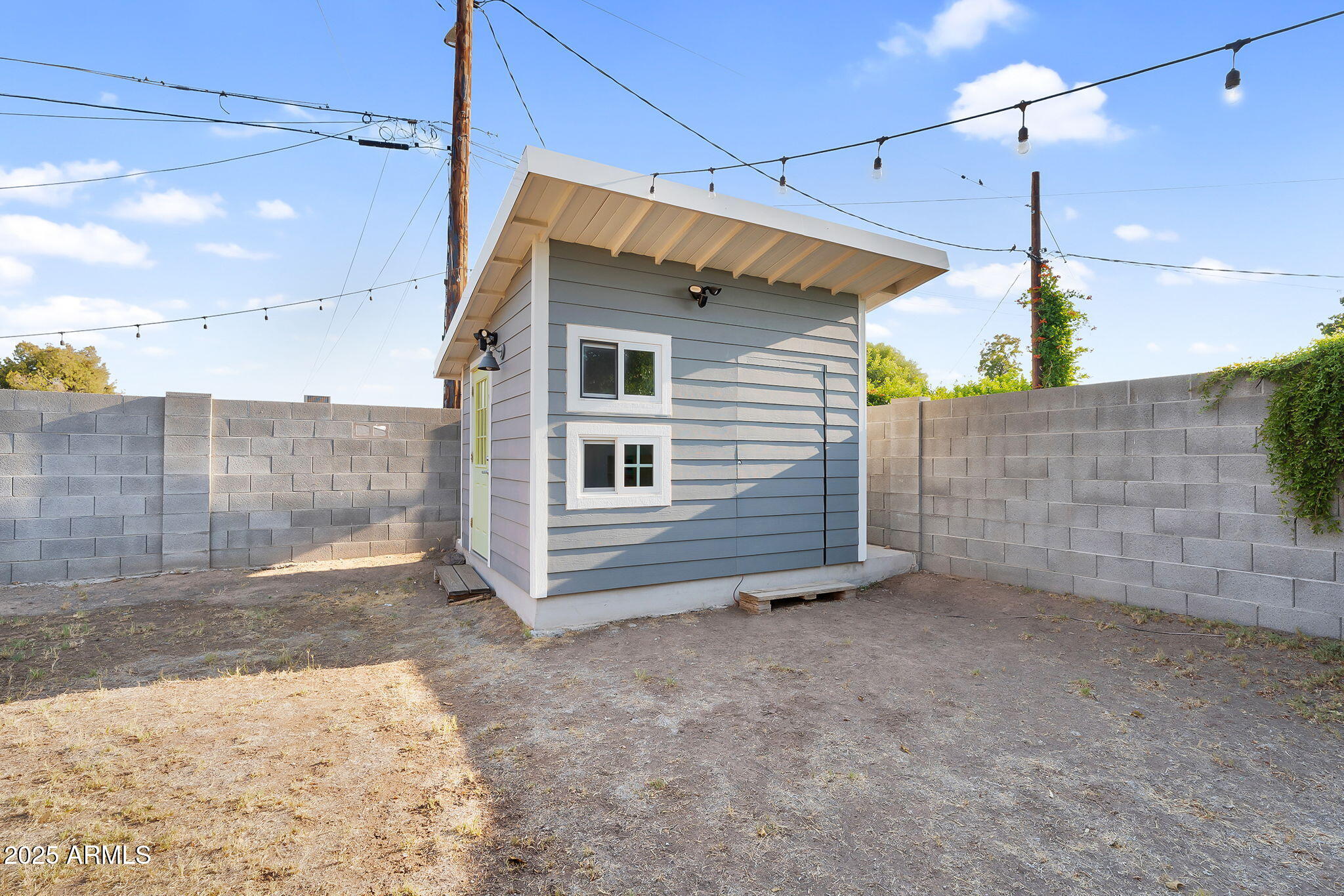 1035 East Pierson Street Phoenix, AZ 85014 - Photo 7 of 34 a view of a house with a yard