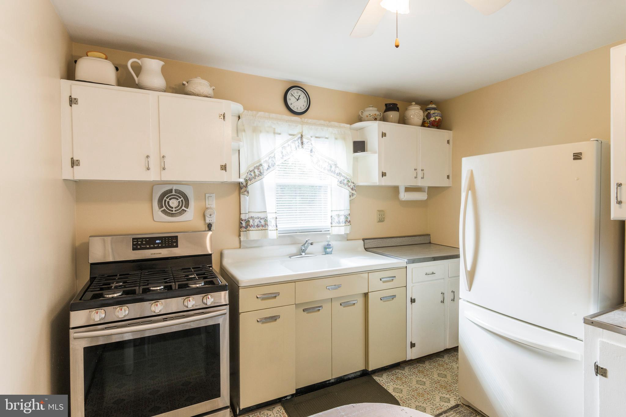 5 Lexington Road Hanover, MD 21076 - Photo 9 of 36 Natural Gas Stove and Bright Kitchen