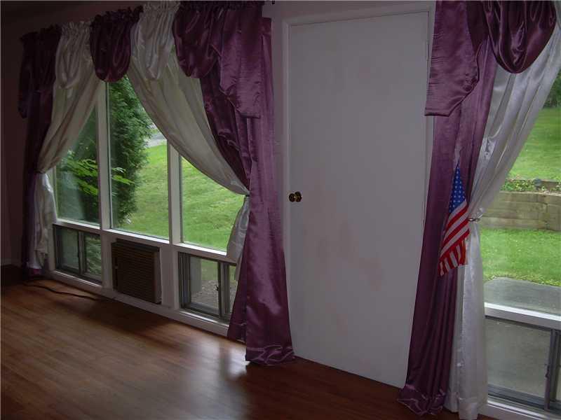 291 Old Rte 19 New Castle, PA 16101 - Photo 5 of 12 Living Room.