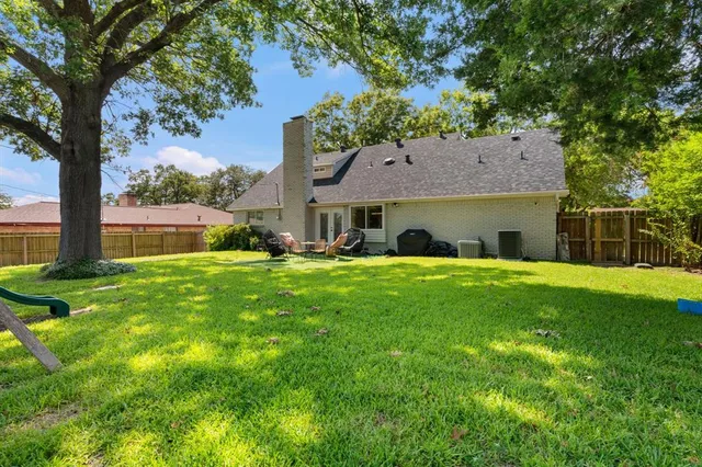 a view of yard with tree s