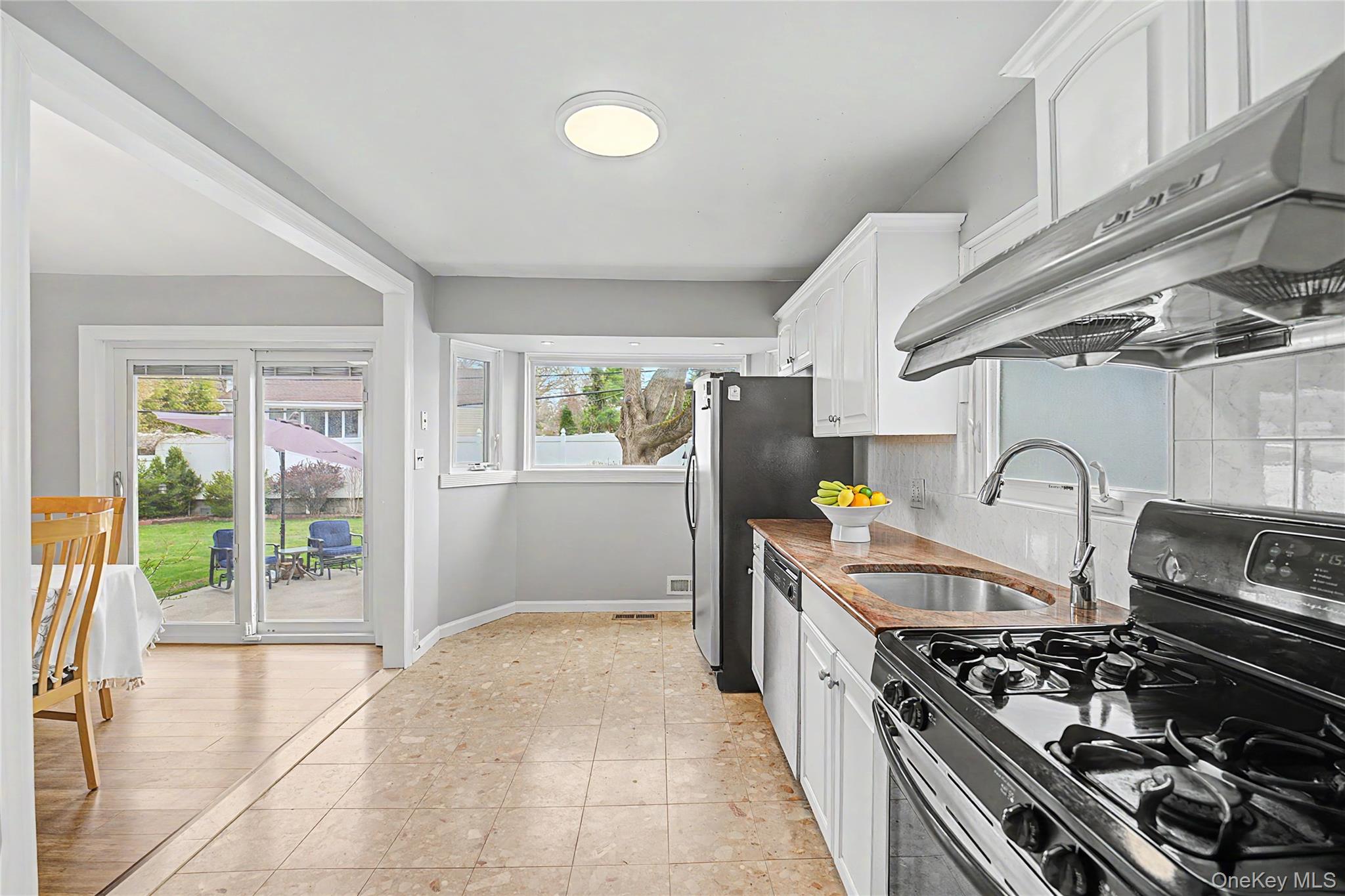8 Central Park Road Plainview, NY 11803 - Photo 17 of 37