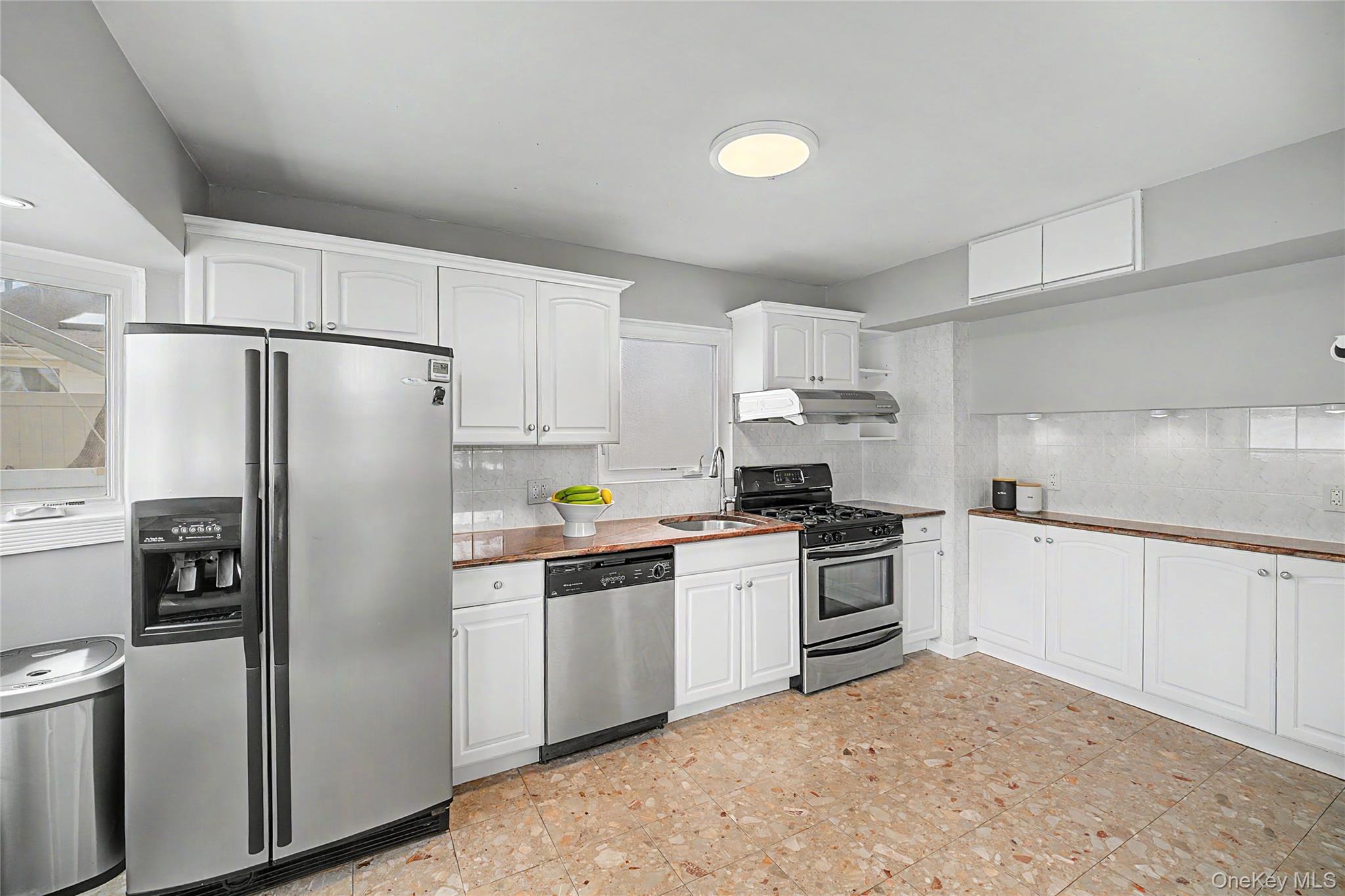 8 Central Park Road Plainview, NY 11803 - Photo 18 of 37