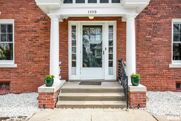 $250,000 | 1109 North Prairie Street, Galesburg, IL 61401