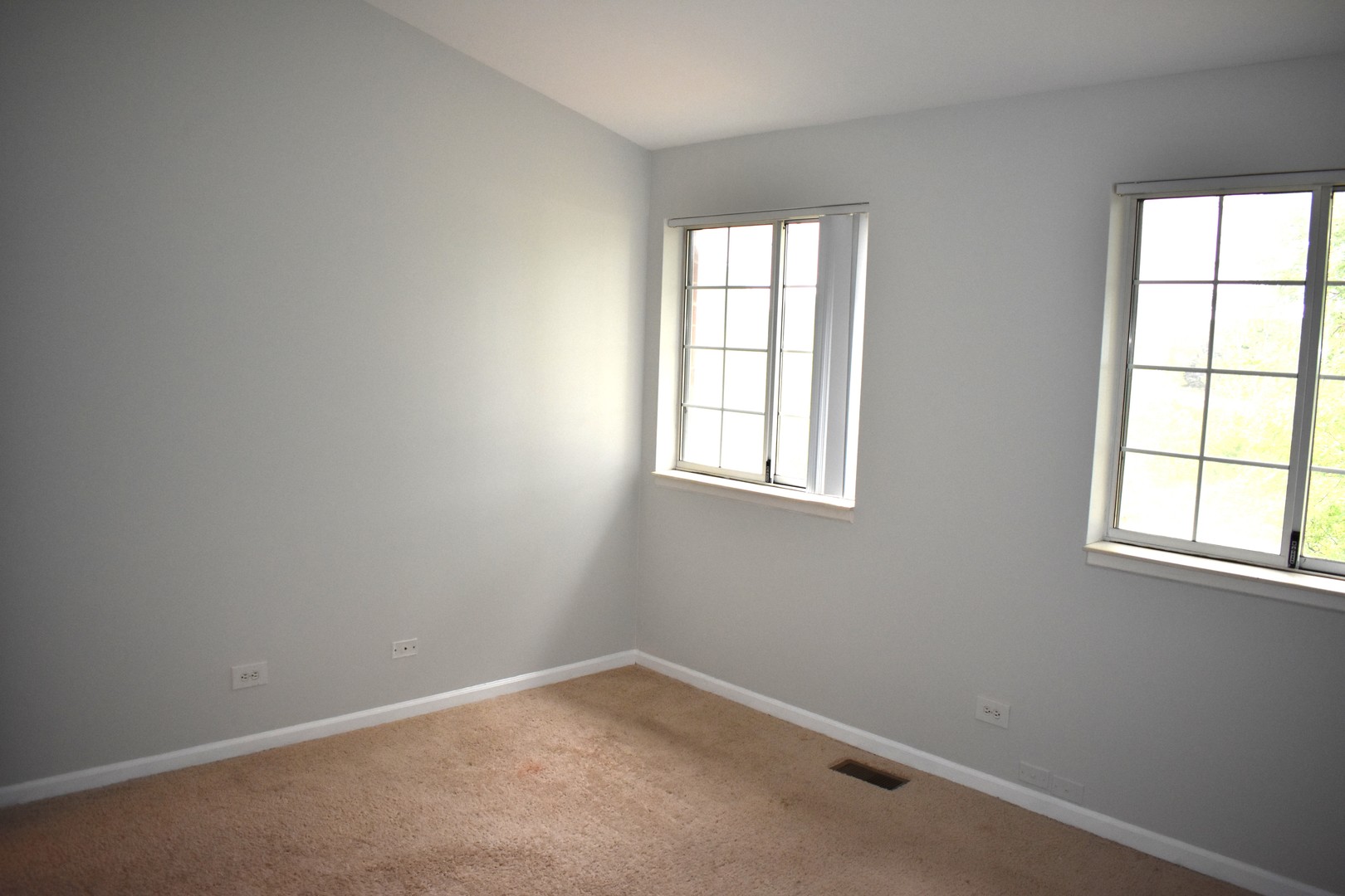 1344 South Lorraine Road, Unit F Wheaton, IL 60189 - Photo 13 of 27 an empty room with windows