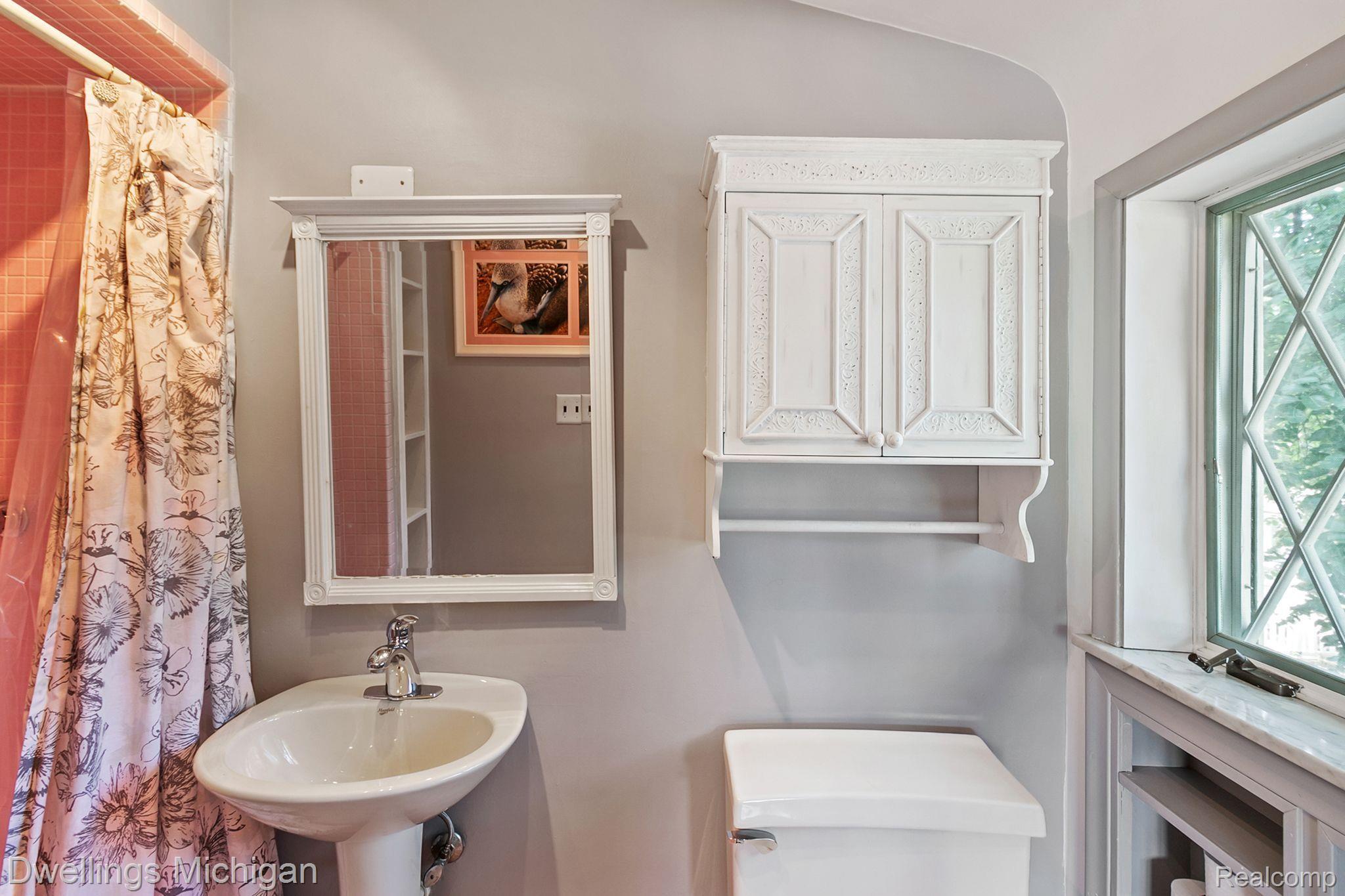 20013 Farmington Road Livonia, MI 48152 - Photo 8 of 33 Upstairs bathroom