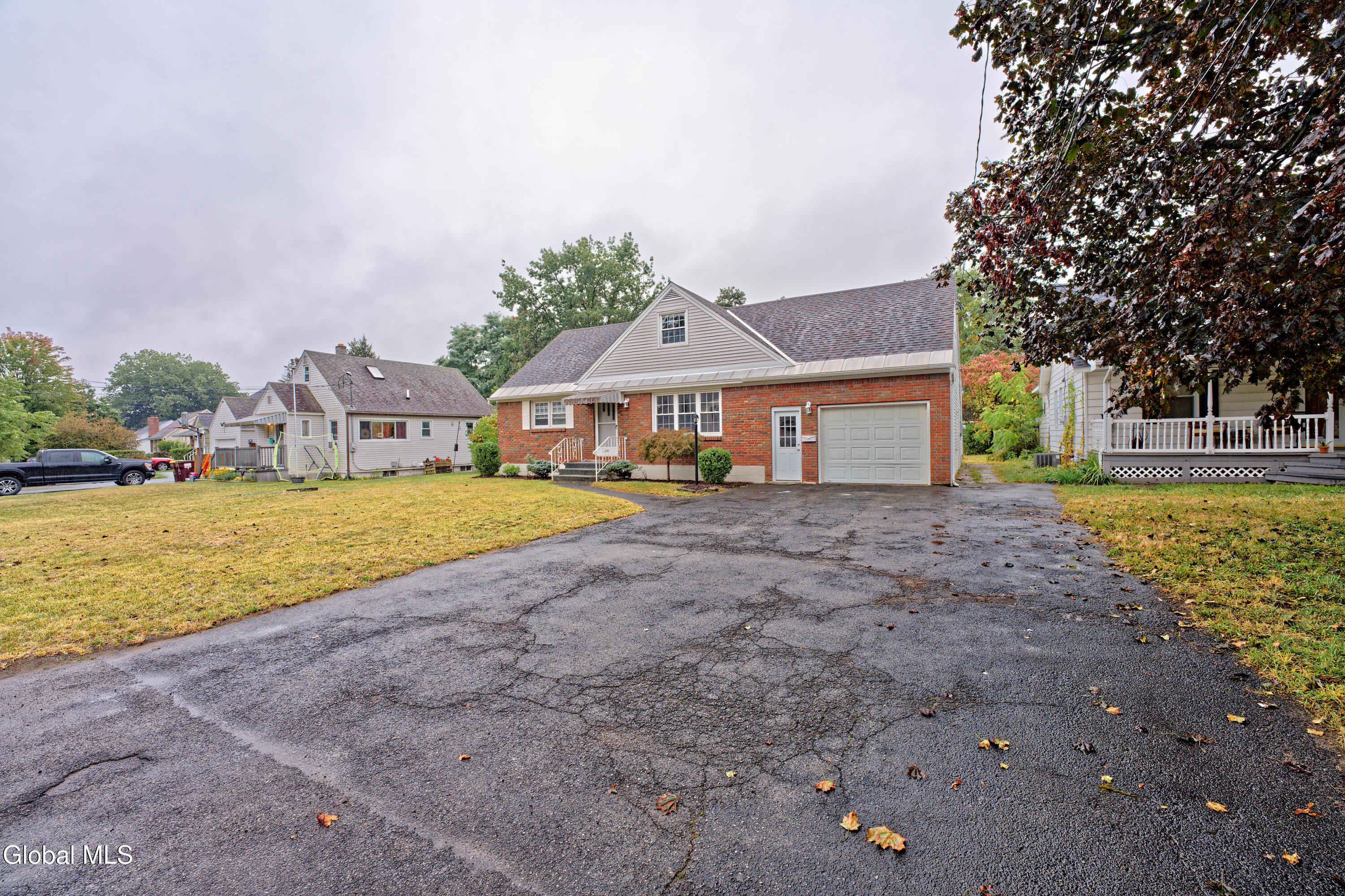 219 Rotterdam Street Rotterdam, NY 12306 - Photo 4 of 45 0 Front 3