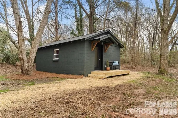 a view of a house with backyard