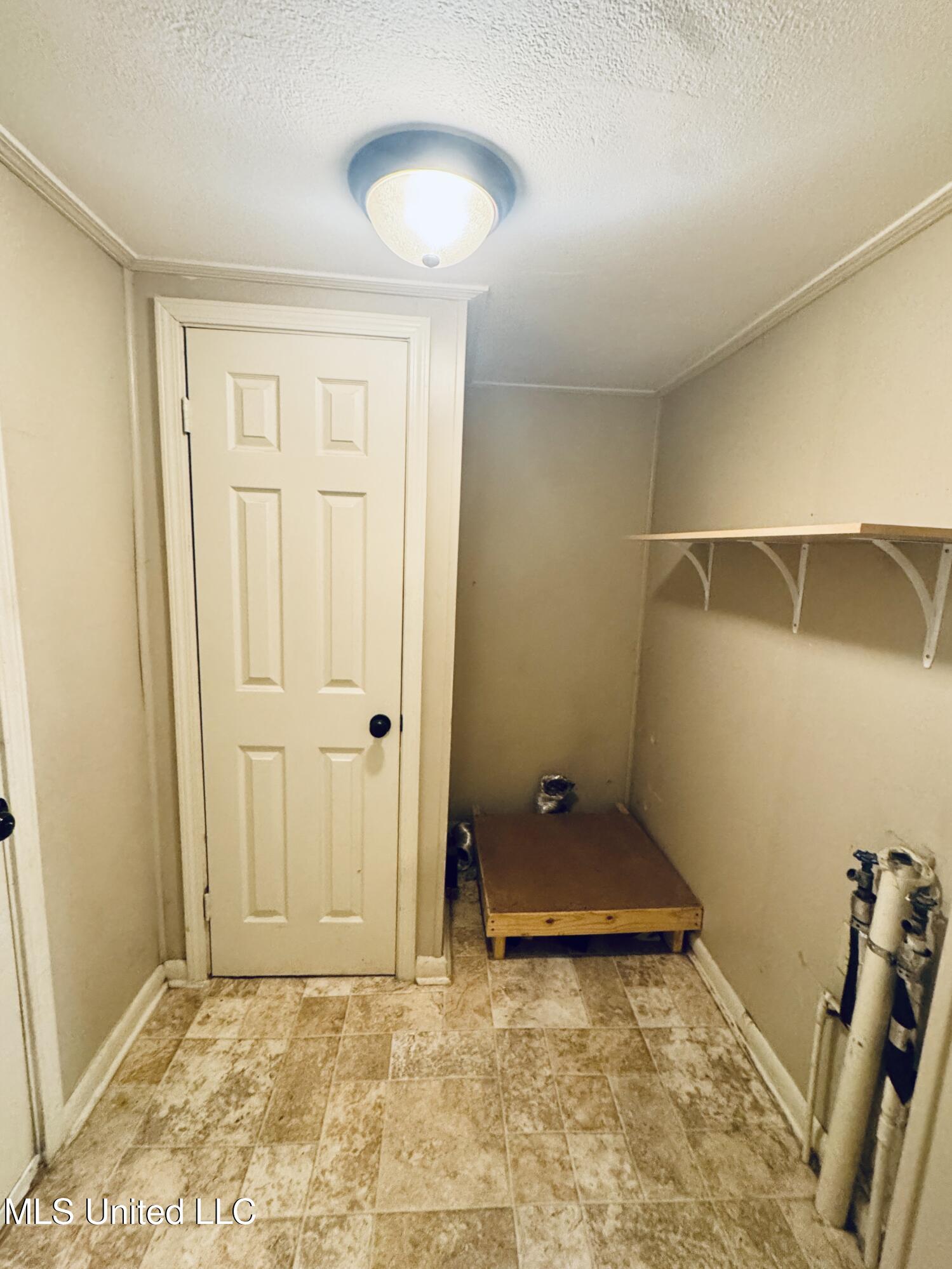 9437 Creosote Road Gulfport, MS 39503 - Photo 11 of 17 Laundry room