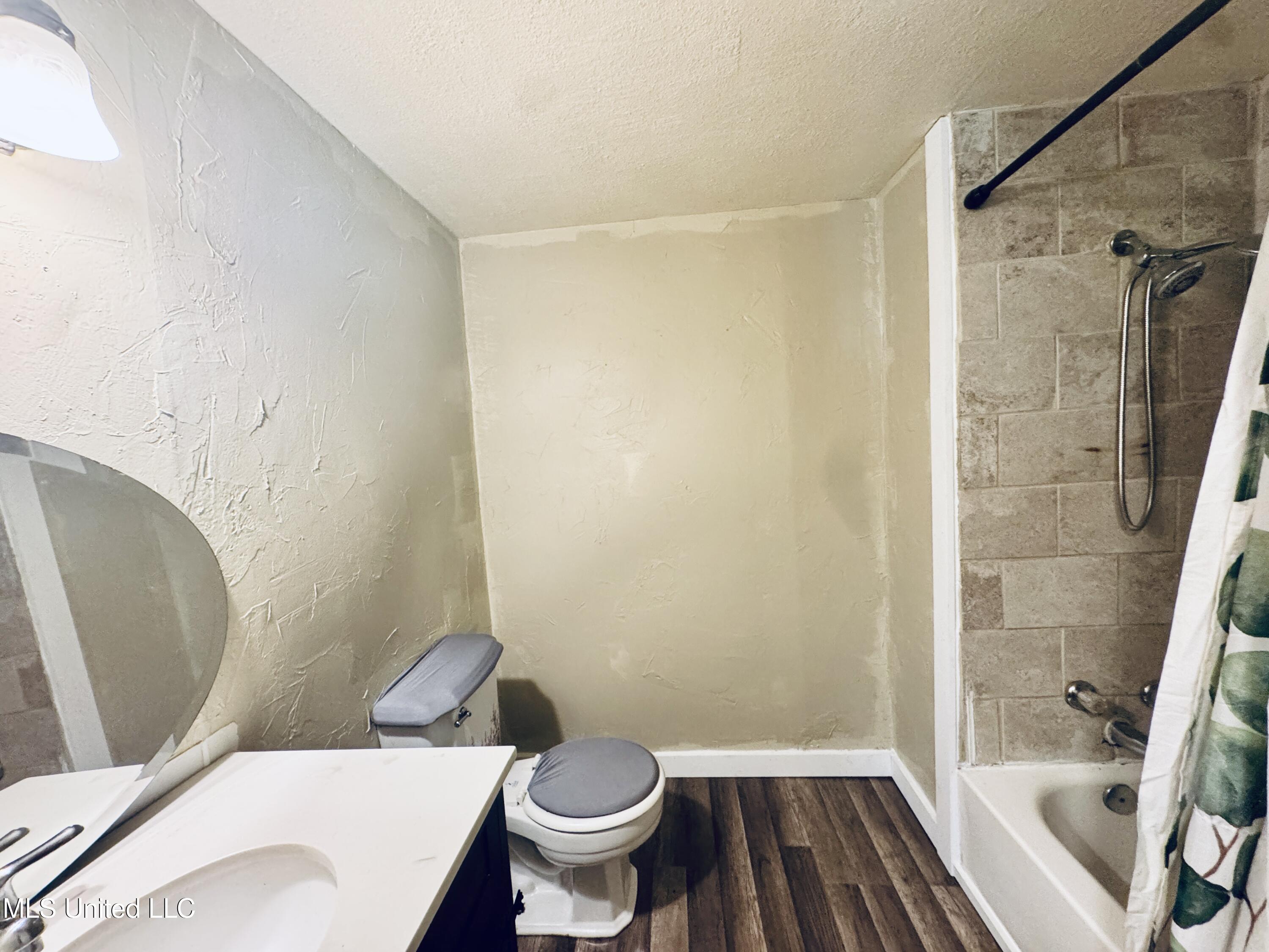 9437 Creosote Road Gulfport, MS 39503 - Photo 12 of 17 Bathroom