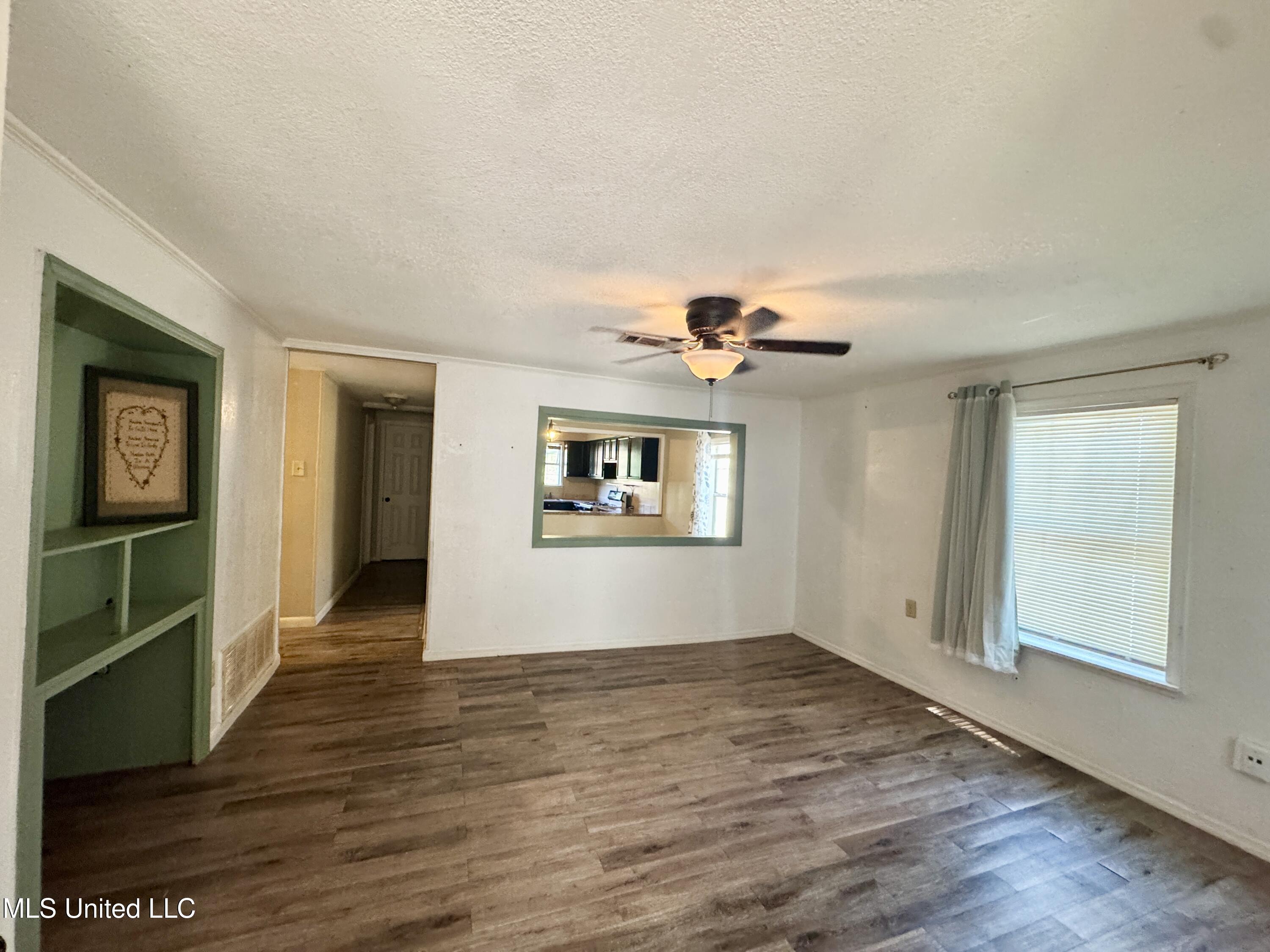 9437 Creosote Road Gulfport, MS 39503 - Photo 3 of 17 Living room