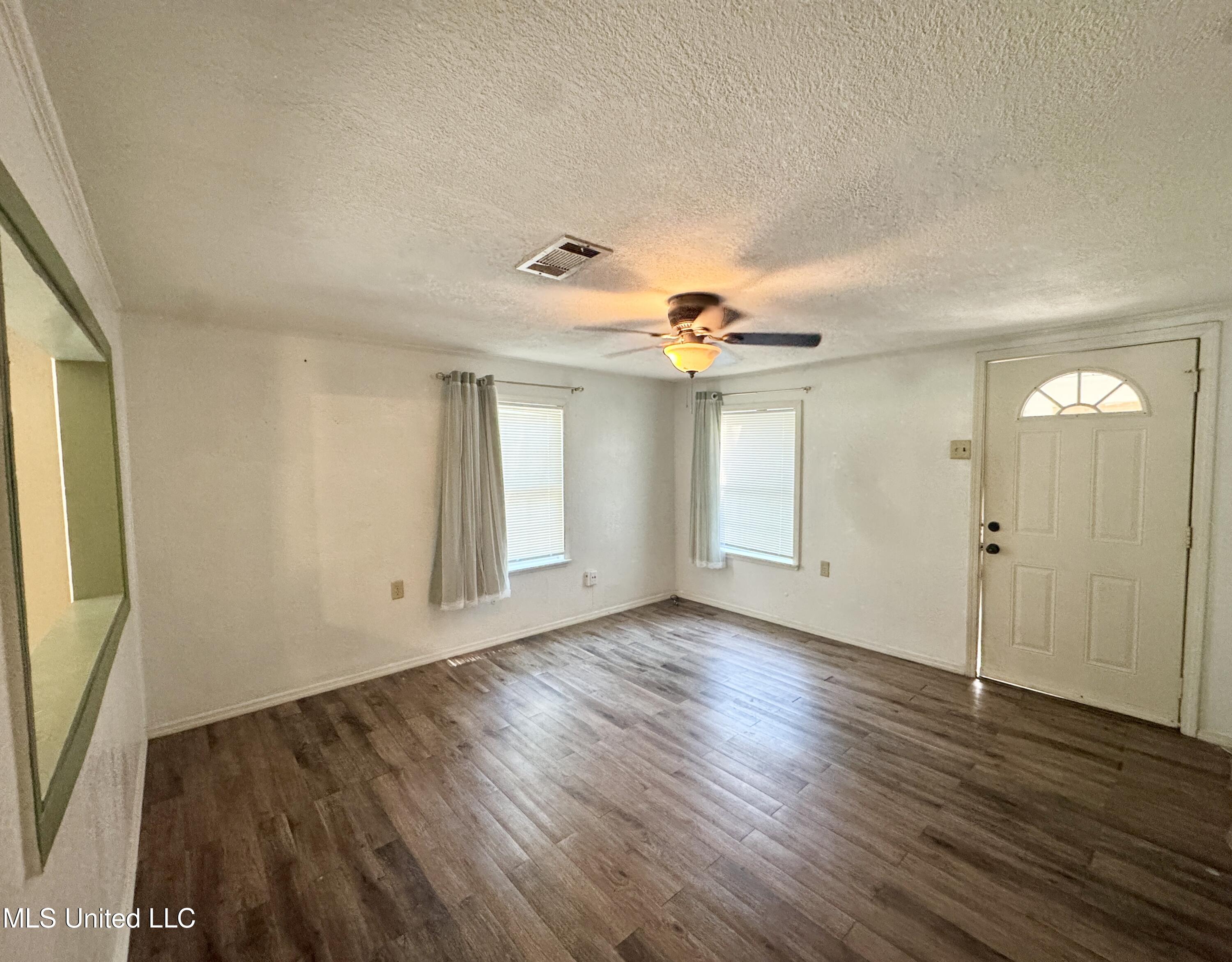 9437 Creosote Road Gulfport, MS 39503 - Photo 4 of 17 Living room 1