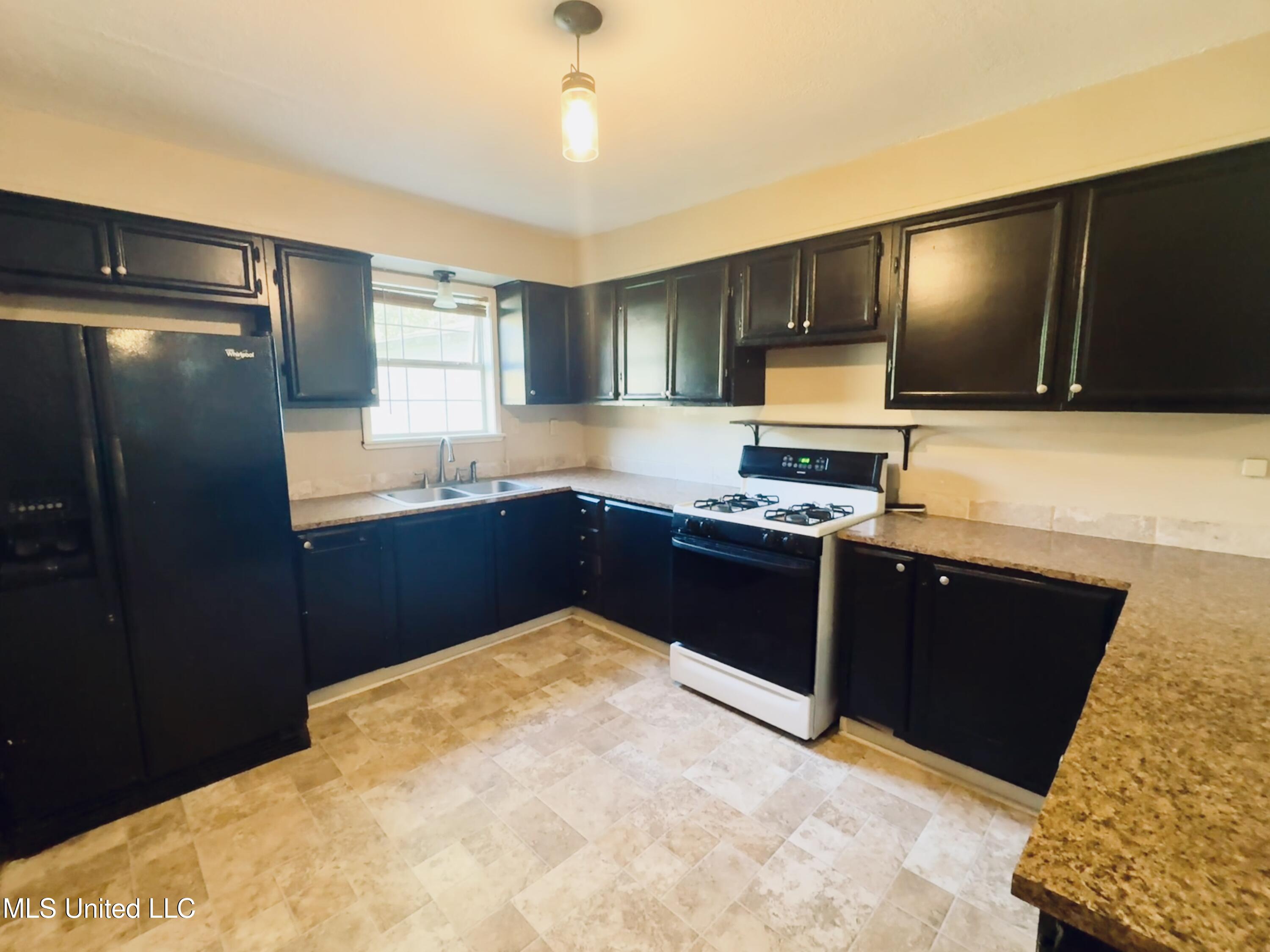 9437 Creosote Road Gulfport, MS 39503 - Photo 6 of 17 Kitchen 1