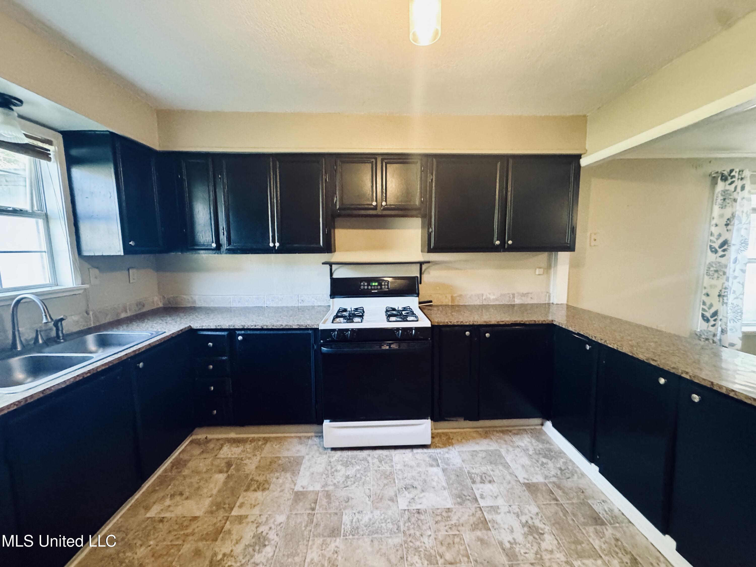 9437 Creosote Road Gulfport, MS 39503 - Photo 7 of 17 Kitchen